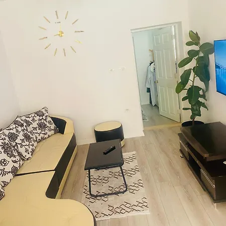 شقة Apis With Private Garden