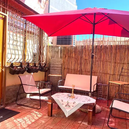 Apis With Private Garden شقة